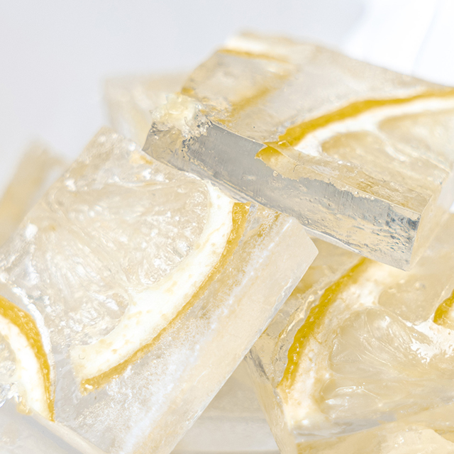透明感とシャリッとした歯触りで流行中！冷凍レモンを使った琥珀糖を作ろう
