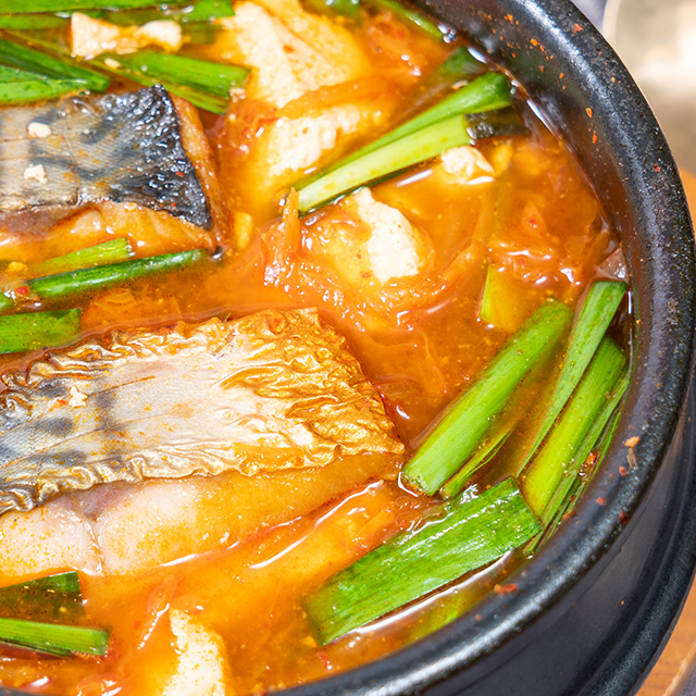 冷凍の焼き魚を活用！韓国で大人気のサバ入りうま辛チゲを作ろう