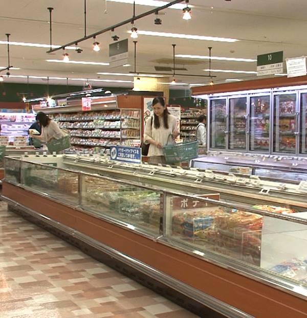 冷凍食品売り場で冷凍食品を選んでいるシーン