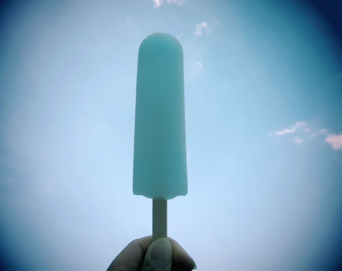 空にアイスクリームかざすイメージ