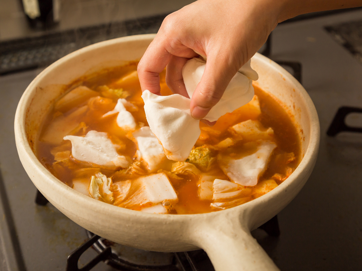 鍋に冷凍水餃子を入れる。