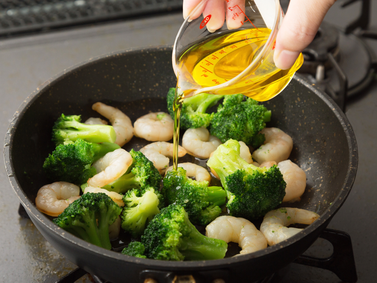 少量のオリーブオイル（分量外）を使い、フライパンで食材の水分が飛ぶまで炒める。