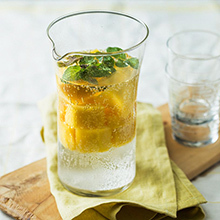 炭酸水に氷代わりの冷凍フルーツを入れ、おしゃれに飲むのが流行中！