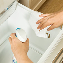 冷蔵庫＆冷凍庫のお掃除は水拭き厳禁！　菌を増やさないコツ教えます