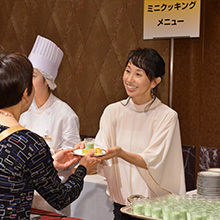 平成29年『10月18日は「冷凍食品の日」～ココロにおいしい、冷凍食品』イベントで来場者へ料理を手渡しするプロゴルファーの東尾理子さん