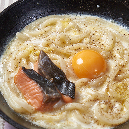 お腹も心も温かく満たされる！小鍋で作る鮭のカルボナーラうどんすき
