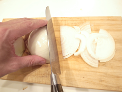 玉ねぎは半分に切って薄切りに。