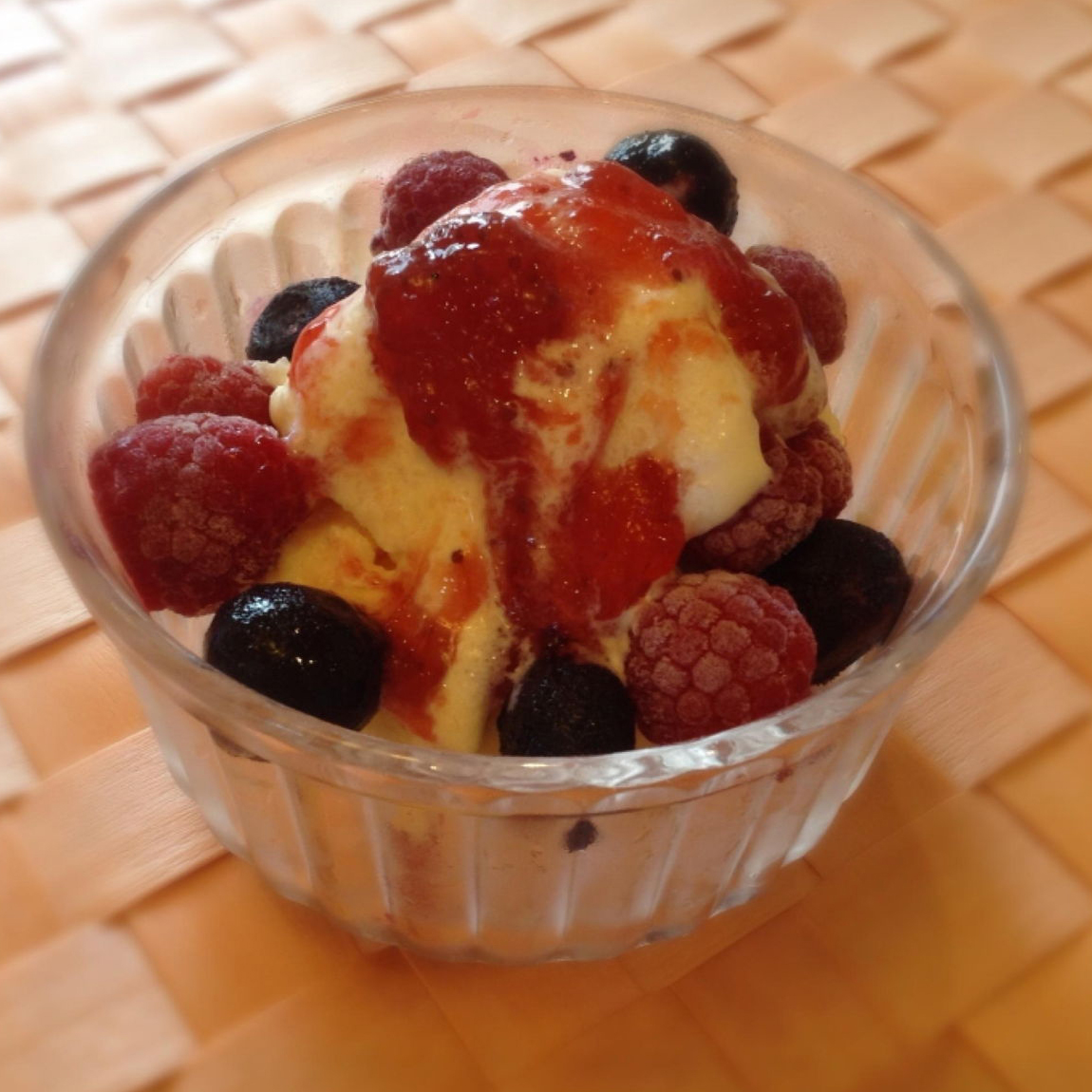 アイスクリームに冷凍ブルーベリー、ラズベリーをトッピングしていちごジャムをとろ～りとしたデザート