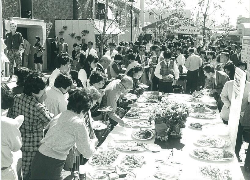 28年前の「冷凍食品1万人の大試食会」の様子