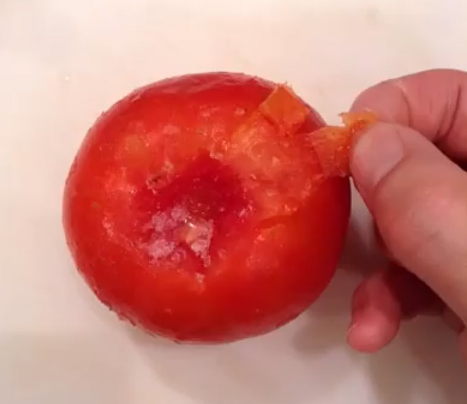 トマトの湯むきの様子
