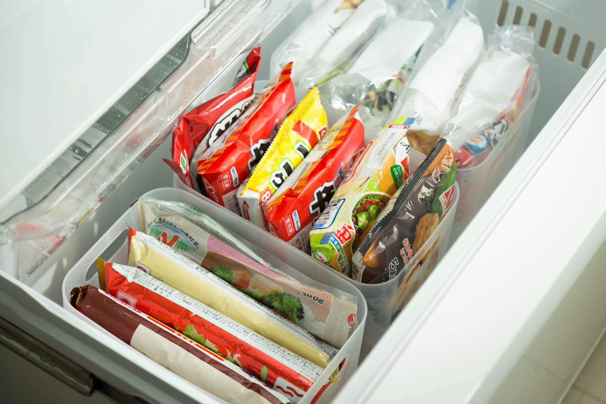 冷凍庫内に冷凍食品がすっきり収まる！意外に使えるメイクボックス