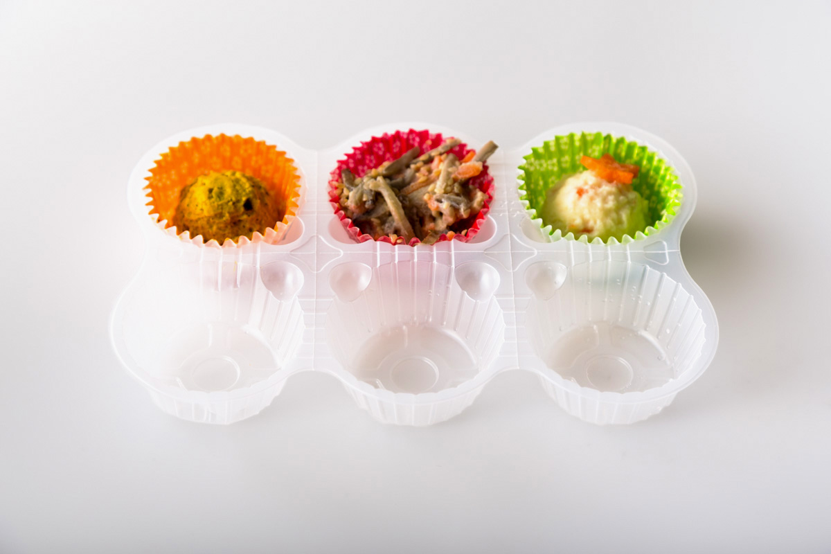 和惣菜ミックスなど、グラシンカップが複数個入ったものに使われている半透明のトレイ