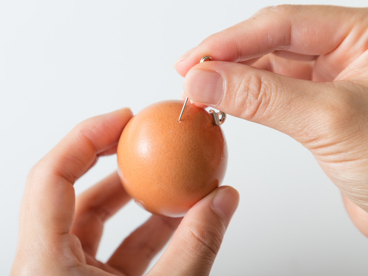 安全ピンや画鋲などで卵の底に穴を開けてからゆでると、加熱後に殻がむきやすくなる。