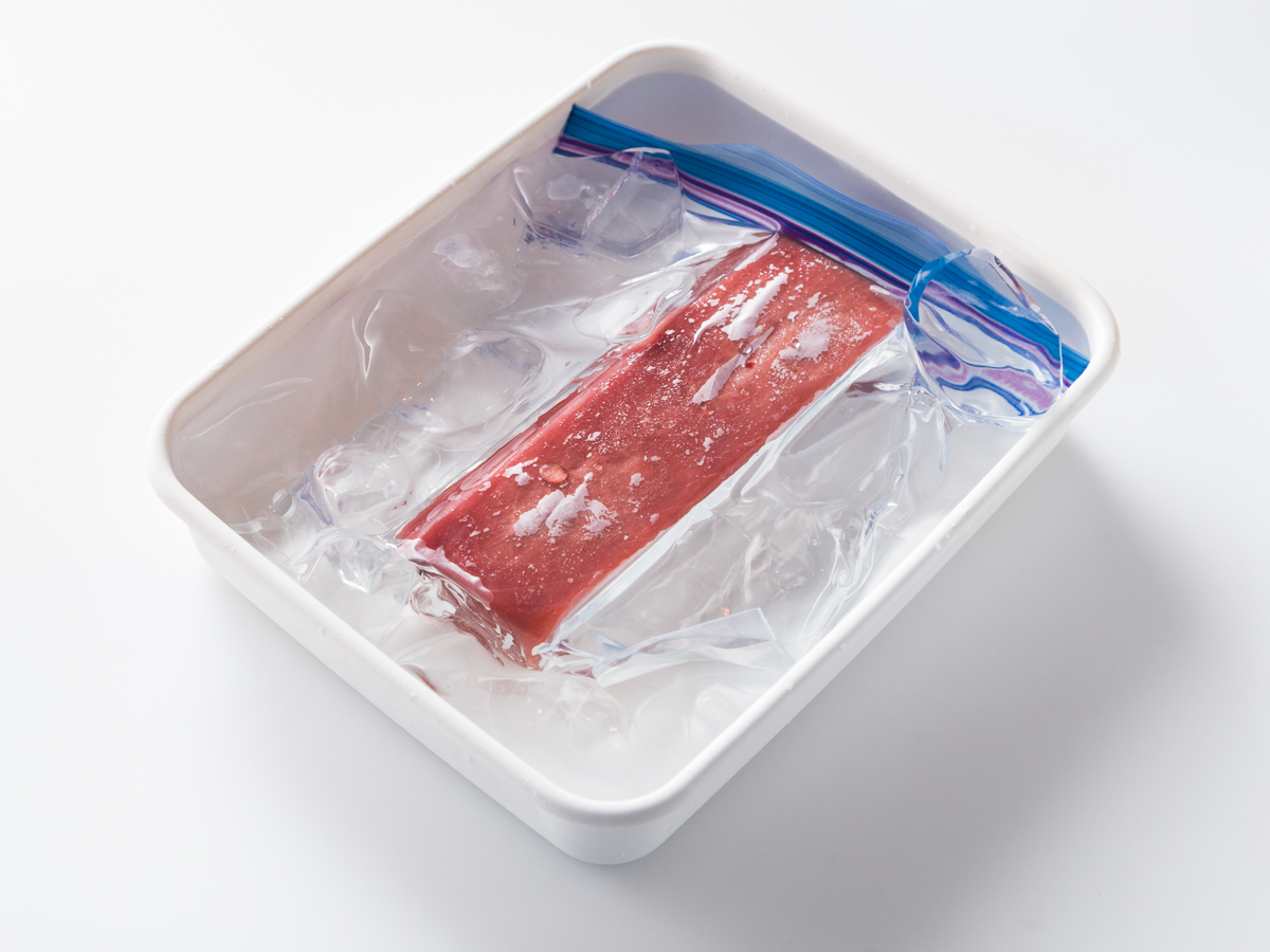 冷凍保存された食品をおいしく早く解凍する“氷水中解凍”って何？