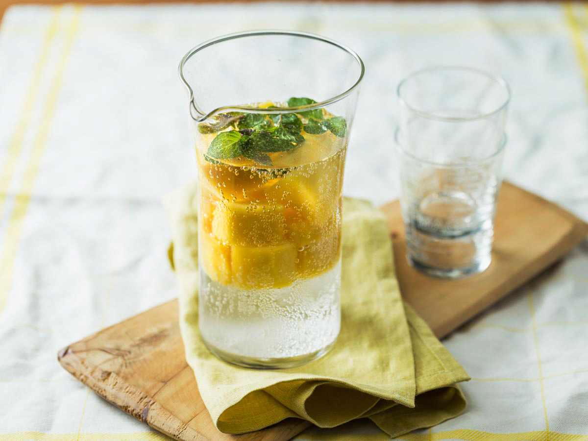 炭酸水に氷代わりの冷凍フルーツを入れ、おしゃれに飲むのが流行中！