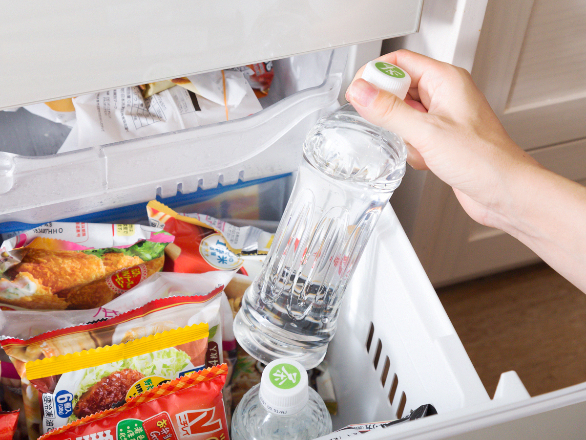 空のペットボトルに水をたっぷり入れて冷凍庫へ入れる。