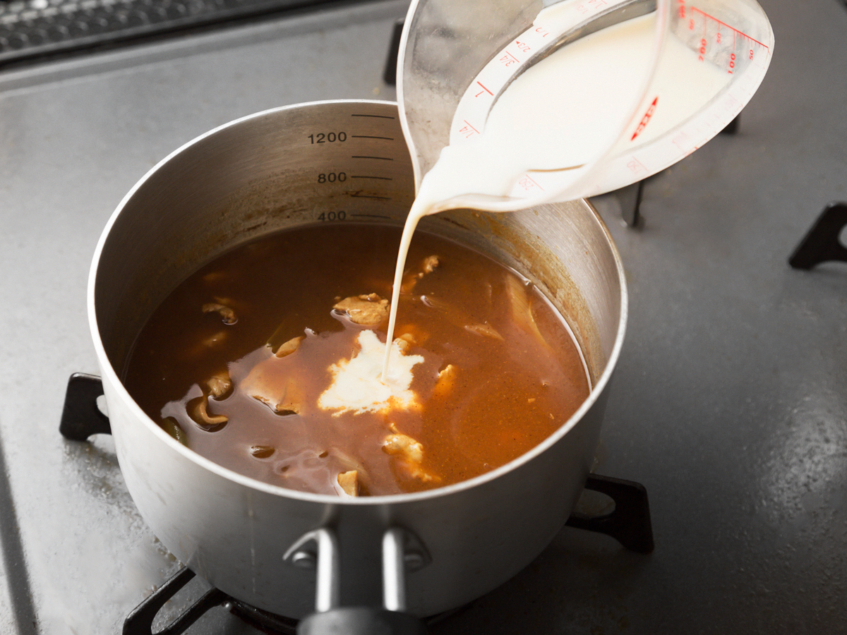 鍋の火を止めてから豆乳を投入する。