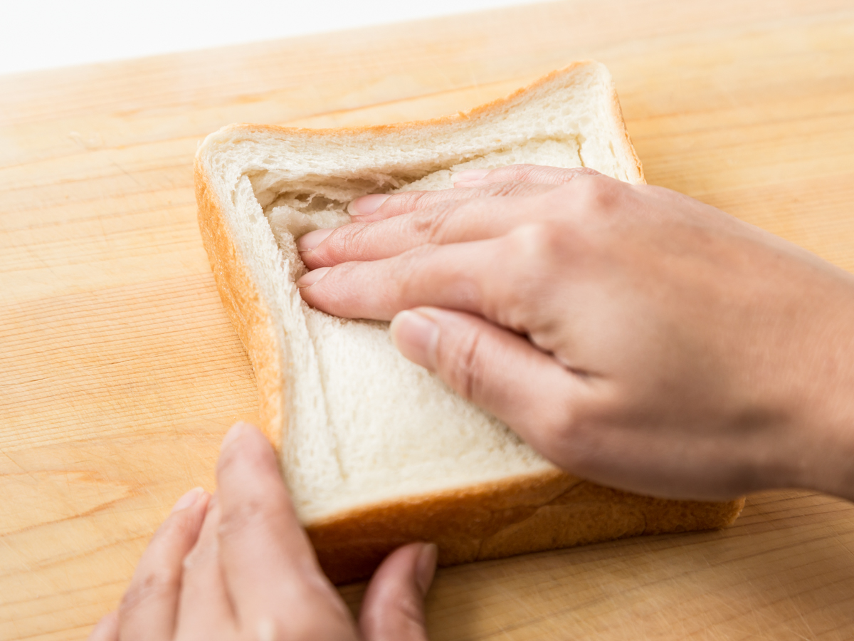 パンの内側は、手で押し込むようにしてくぼみを作る。