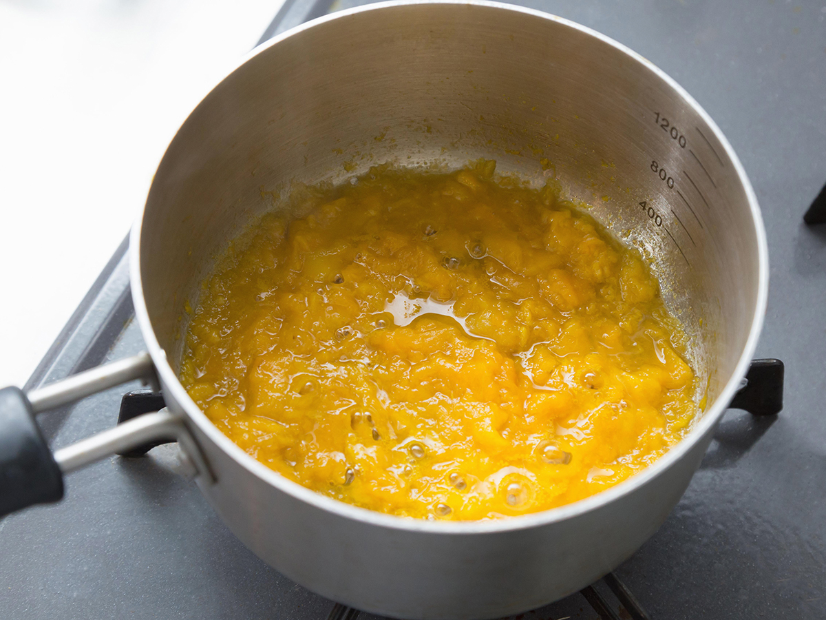 小鍋の中で、しゃもじなどでマンゴーをつぶしながら煮詰める。