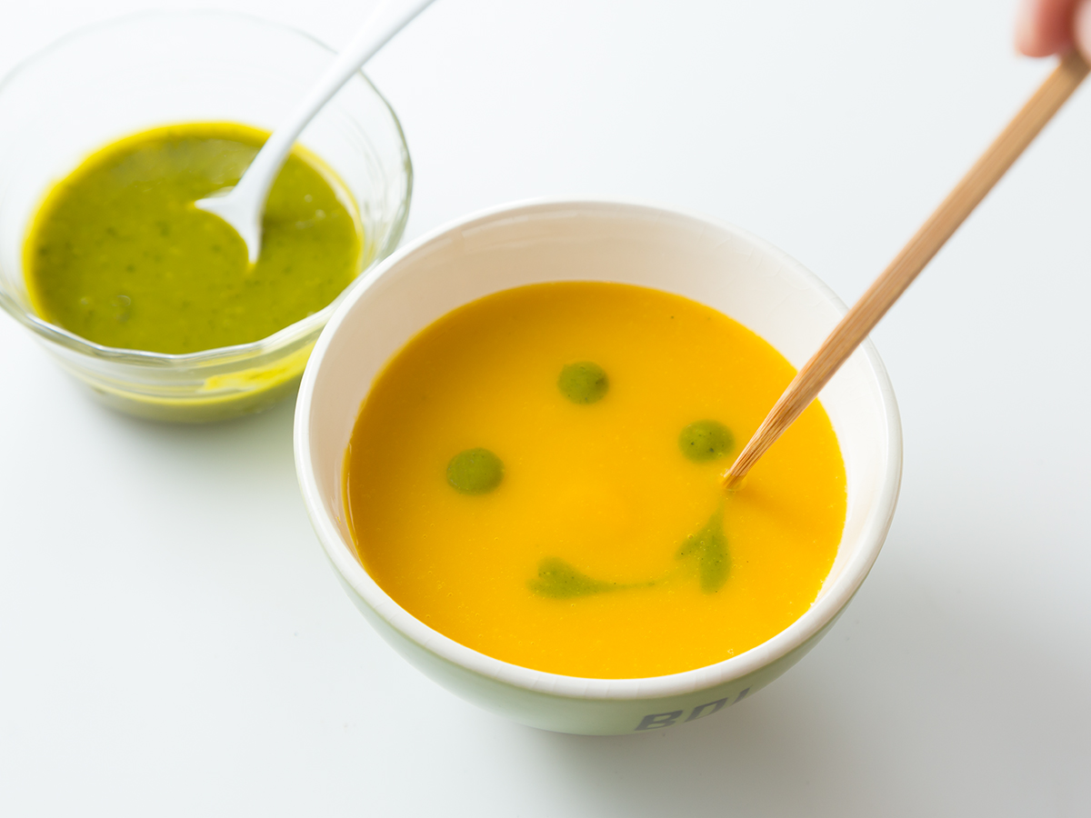 緑のスープを5滴ほどたらし、竹串や割りばしでその中心をなぞって円を描く。