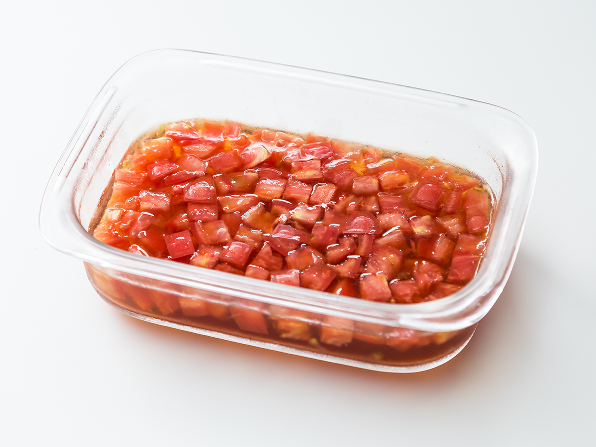 めんつゆにゼラチンをとかし、トマトを入れる。