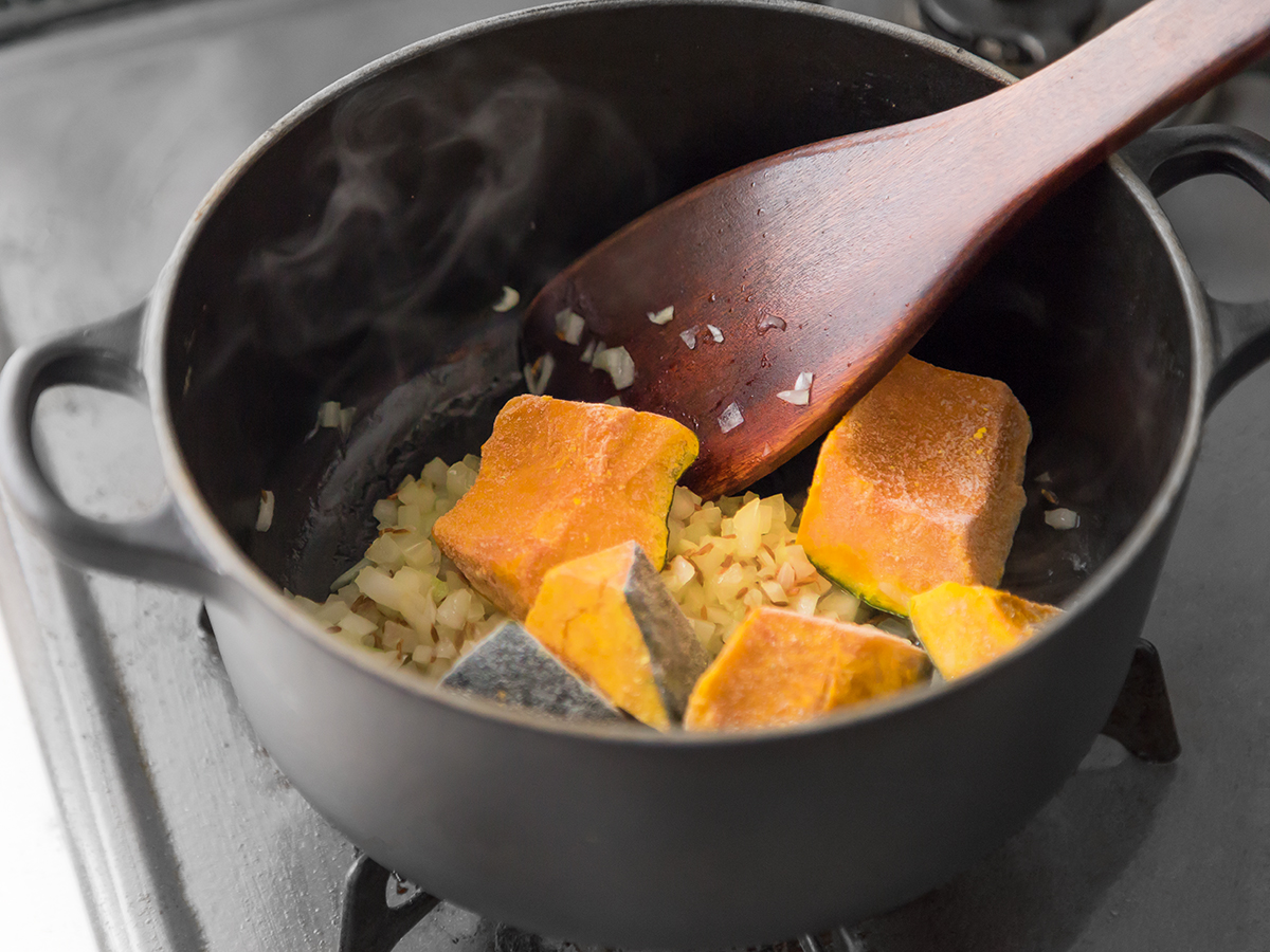 鍋で玉ねぎが透き通ってきたら、冷凍かぼちゃを入れる。