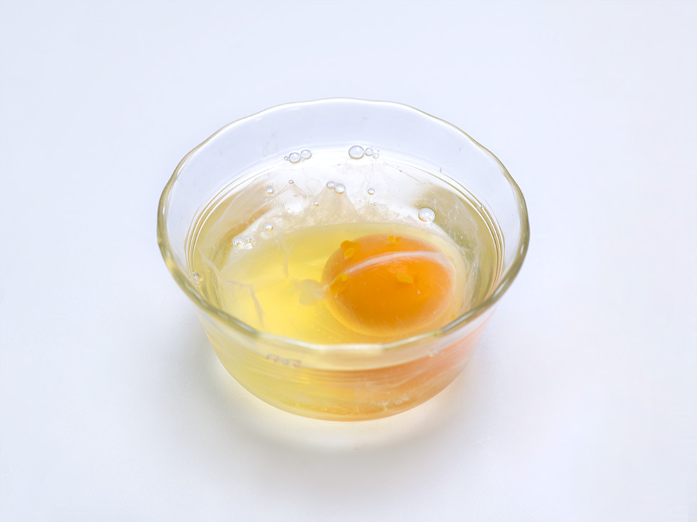 生卵の上に1cmほどかぶるよう水を入れる。