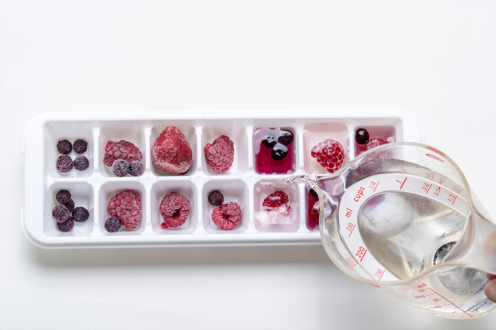 製氷皿にミックスベリーを数個づつ入れる。