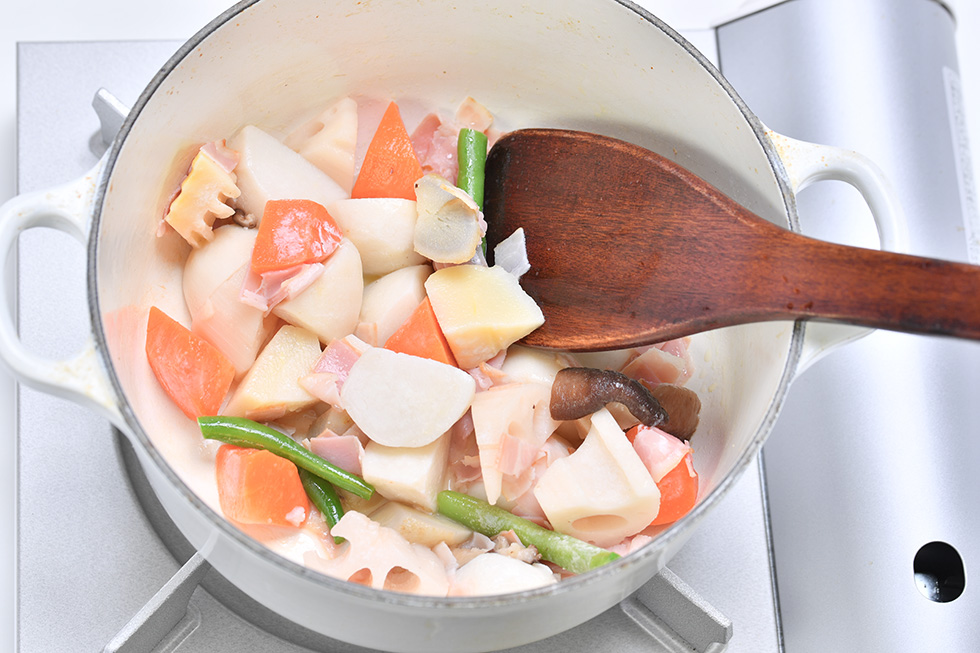 凍ったままの冷凍和野菜ミックスとベーコンを香りが出るまで、鍋で炒める。