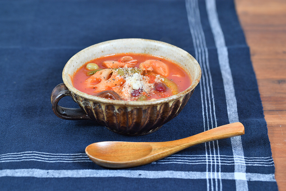 根菜たっぷりの冷凍和野菜を使った“食べるスープ”があれば、パンの朝食も栄養満点!