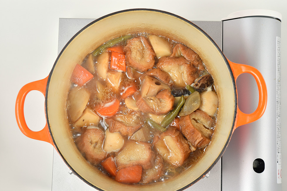 鍋でしっかりとお麩と和野菜を煮込む。