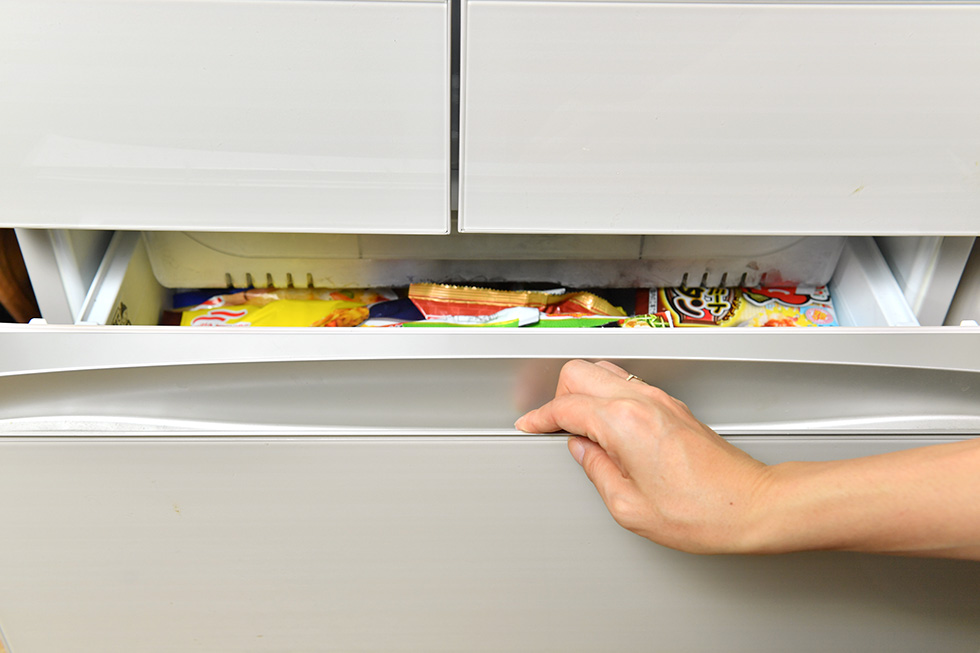 冷蔵庫や冷凍庫の取っ手は、濡れた手や、調理中に生ものを触ったりした手で触れることが多いため、実は細菌だらけ。
