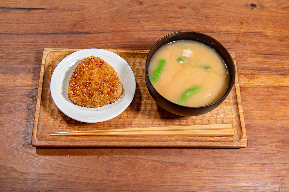 和食派朝食は、焼きおにぎりと具だくさん味噌汁と一緒に。