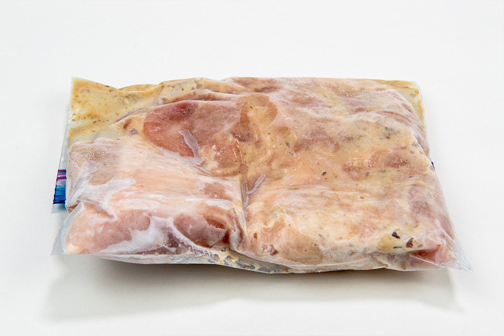 保存袋にタレと鶏肉を入れ、薄く平らにした状態で冷凍保存する。