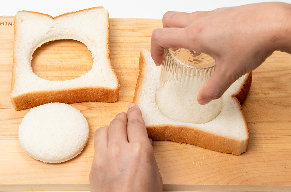 コップのふちを使って、食パンを丸くくりぬく。