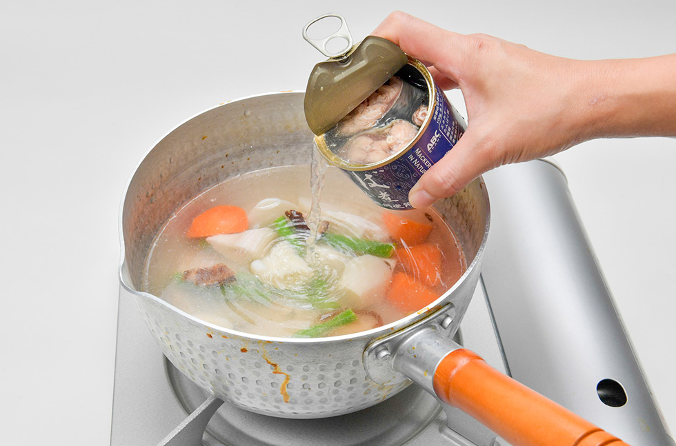鍋にサバ缶の汁だけを先に鍋に入れ、煮立てる。