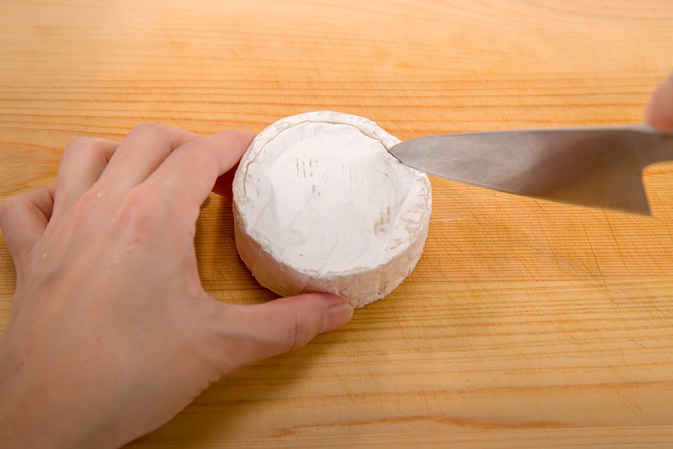カマンベールチーズの上部を小さいナイフで切り取る。