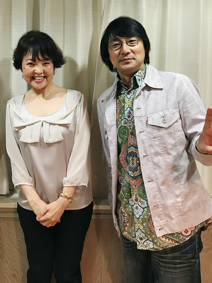 広報部長(写真左)とパーソナリティの小島崇弘さん（写真右）。2019年に撮影。