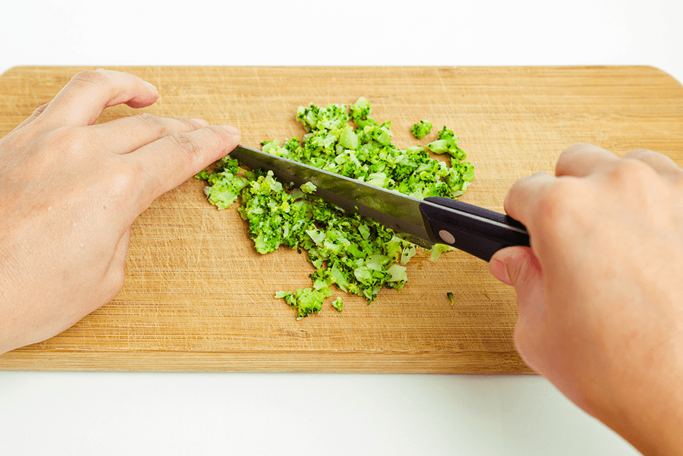 冷凍洋野菜ミックスから取り出したブロッコリーをみじん切りにする。