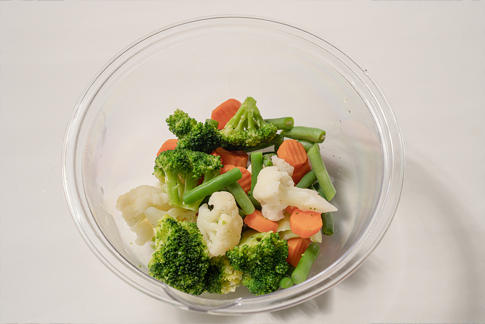 冷凍洋野菜をボウルやタッパーに入れて、袋の表示通りに加熱する。