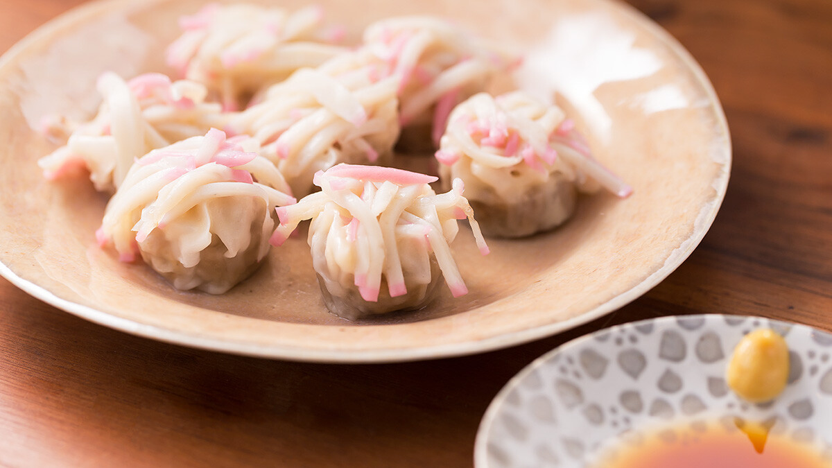 おせちで余らせてしまったかまぼこを華やかな蒸しシュウマイにアレンジ！