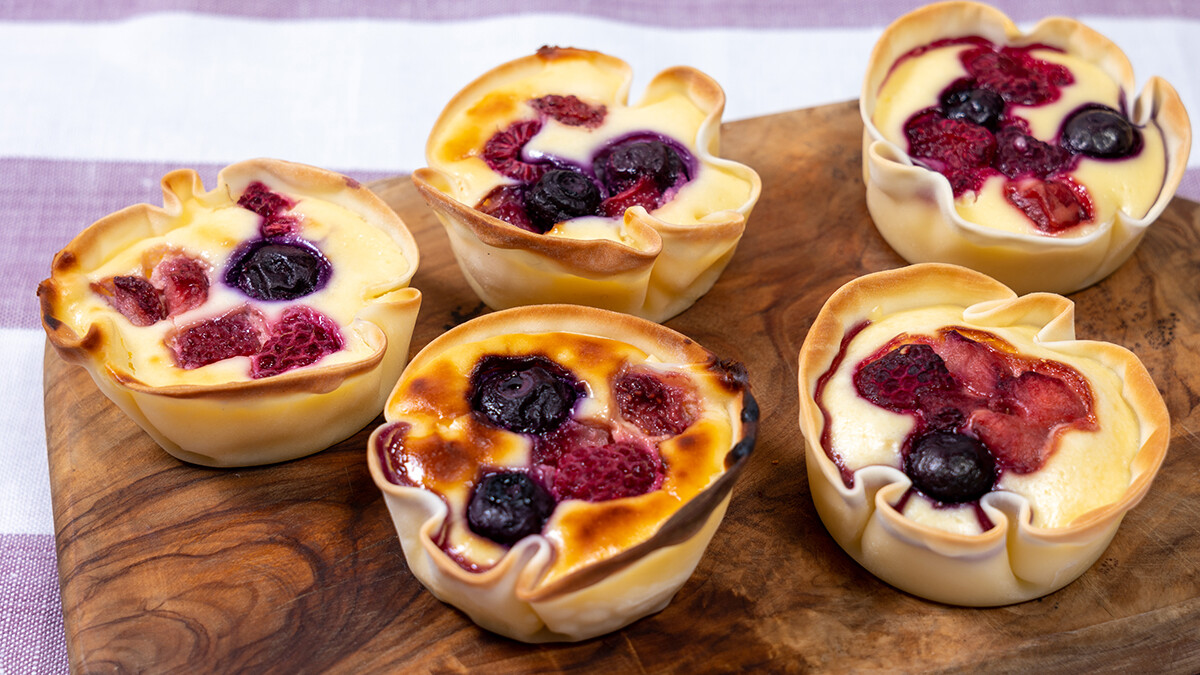 ギョウザの皮を使えば簡単！おやつに食べたい冷凍ベリーのミニチーズタルト