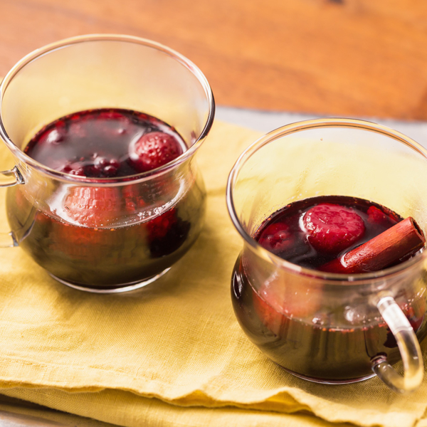 ほんのりフルーティな香り。ミックスベリーのホットワインでおしゃれに