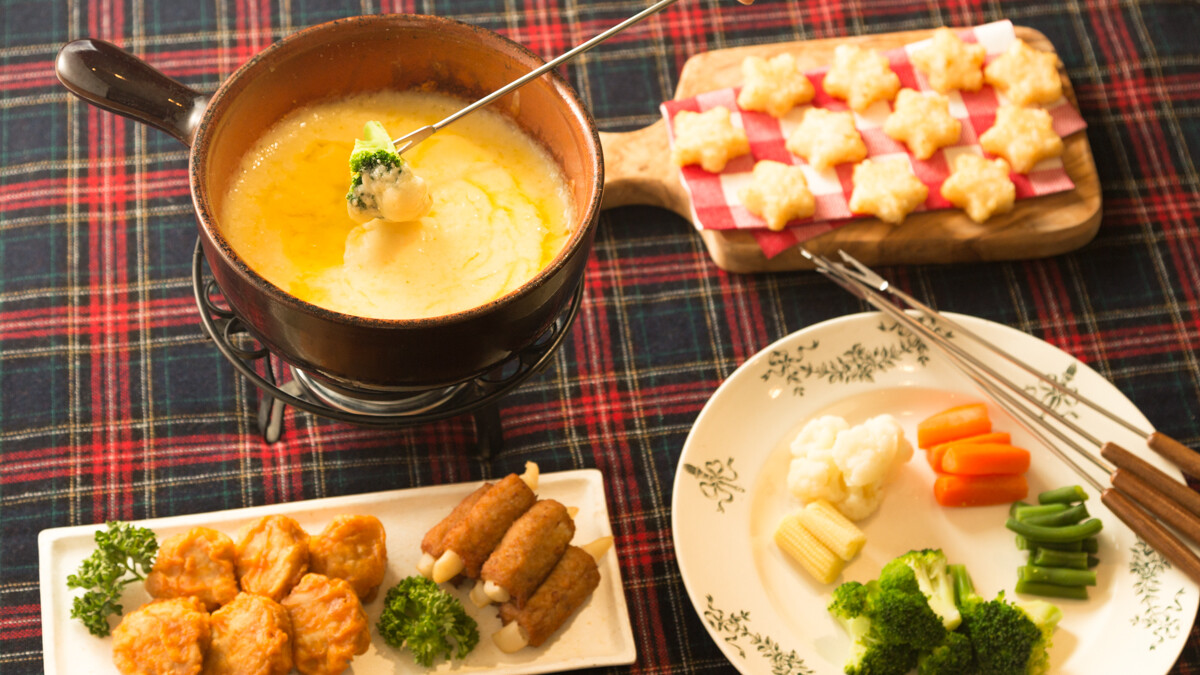 パーティにもピッタリ！ 冷凍食品で“何でもチーズフォンデュ”