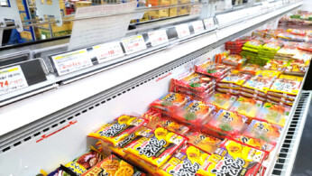スーパーの冷凍食品の陳列の画像