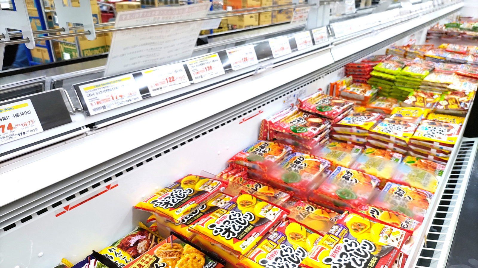 スーパーの冷凍食品の陳列の画像