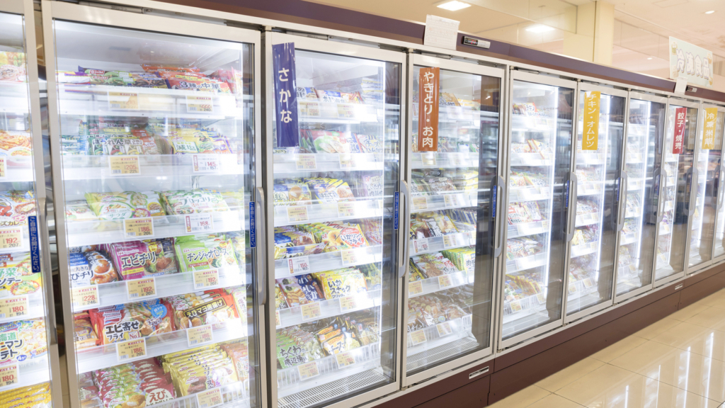 スーパーの冷凍食品コーナーの画像