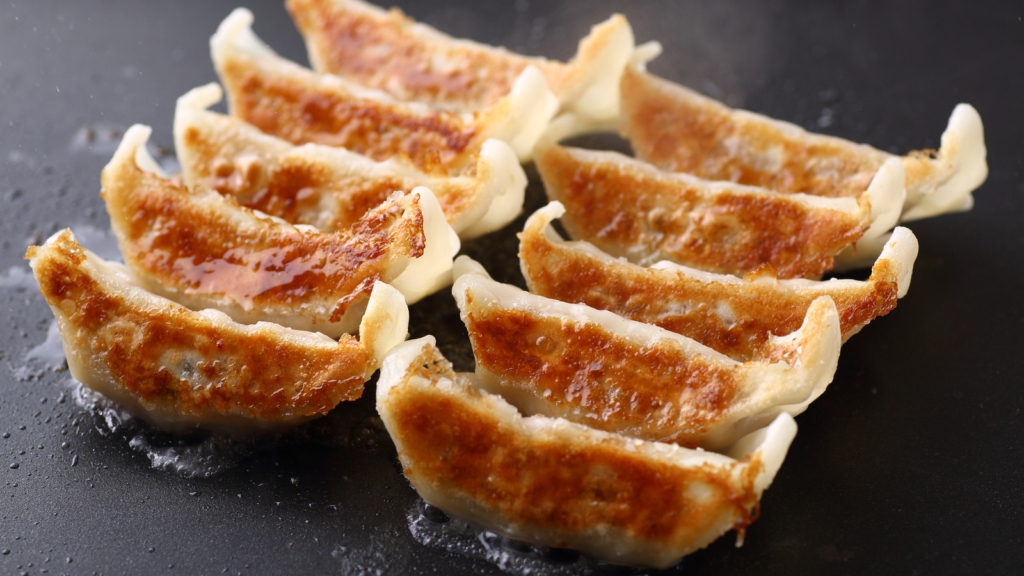 餃子を焼いている画像