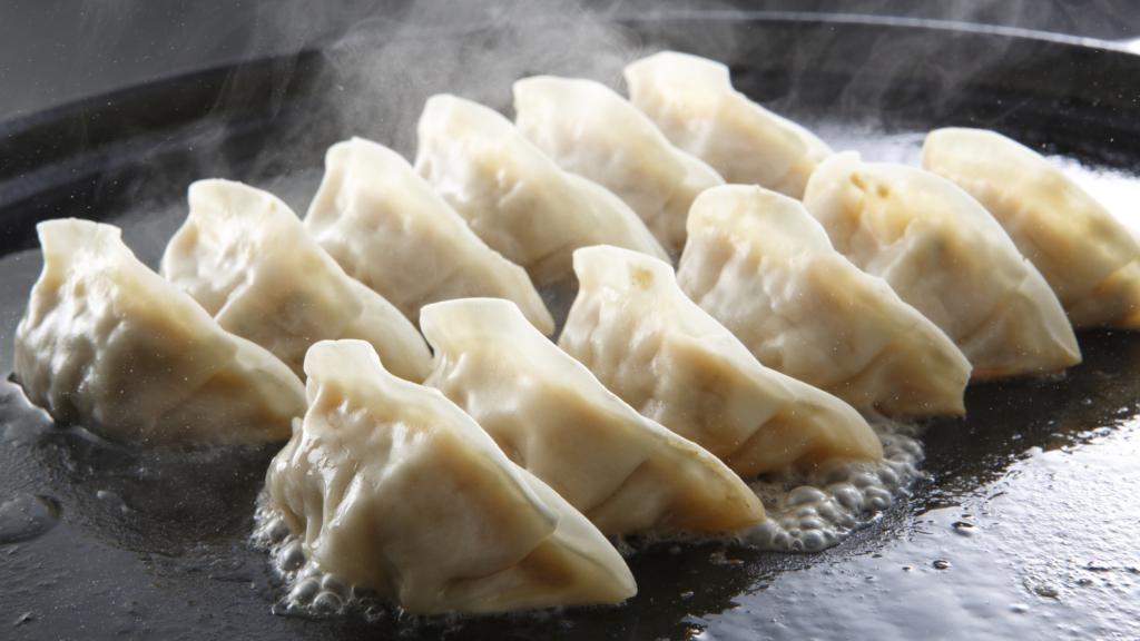 餃子を焼いている画像