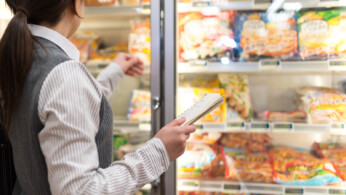 スーパーで冷凍食品を確認している画像